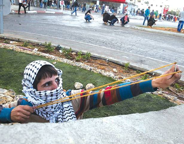 «الضفة» تشتعل بالمواجهات والفلسطينيون يتصدون لوحشية جنود الاحتلال بالسكاكين
6 شهداء وعشرات الجرحى وإعدام فتاة ومنع المصلّين من الوصول الى الأقصى