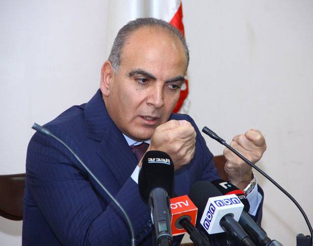 يملك محطة بنزين لغسل السيارات وليس الأموال