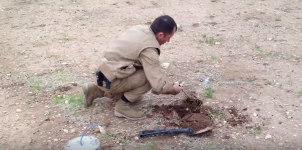 بالفيديو- ماذا فعل هذا الجندي الجريء والمتهور؟