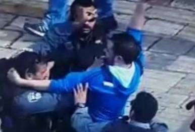 فيديو خطير .. شاهد فيديو عملية طعن جندي في القدس واغتيال المنفّذ