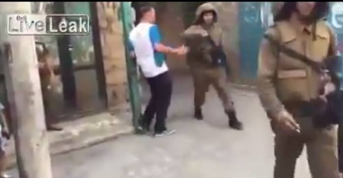 بالفيديو - فلسطيني يؤدب جندي إسرائيلي استهان به