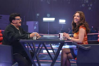 بالفيديو.. سمير غانم يرفض نزع شعره المستعار على الهواء