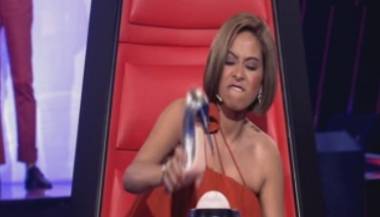 بالفيديو.. لماذا رفعت شيرين حذاءها بوجه مشترك في برنامج The Voice
