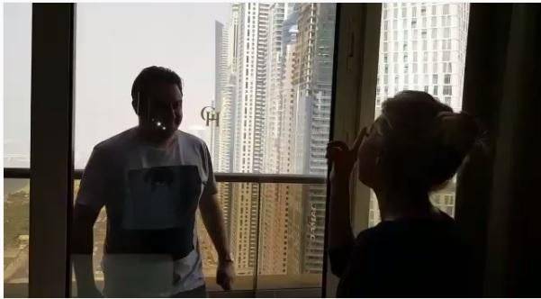 بالفيديو: نوال الزغبي تسجن مدير أعمالها على شرفة غرفتها!