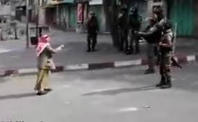 بالفيديو.. هكذا واجه عجوز فلسطيني شجاع جنود الاحتلال