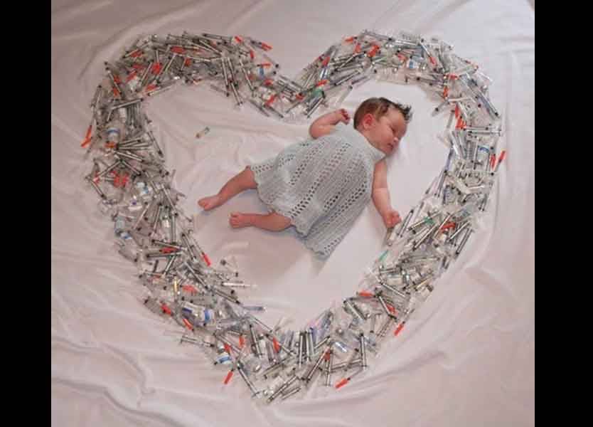 صورة مؤثرة لطفلة محاطة بمئات الحقن...فماذا وراءها؟