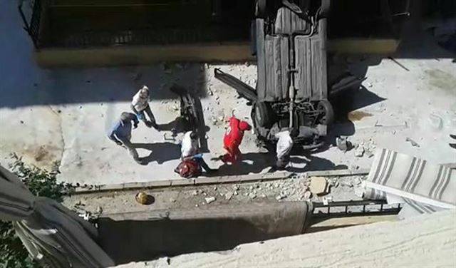 سقطت بالسيارة من الطابق الثالث وهي تحاول الرجوع الى الوراء