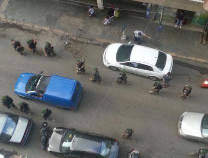 بالصورة الجيش اللبناني يعزز من تواجده في منطقة برج ابي حيدر في بيروت ويسير دوريات راجلة في المنطقة