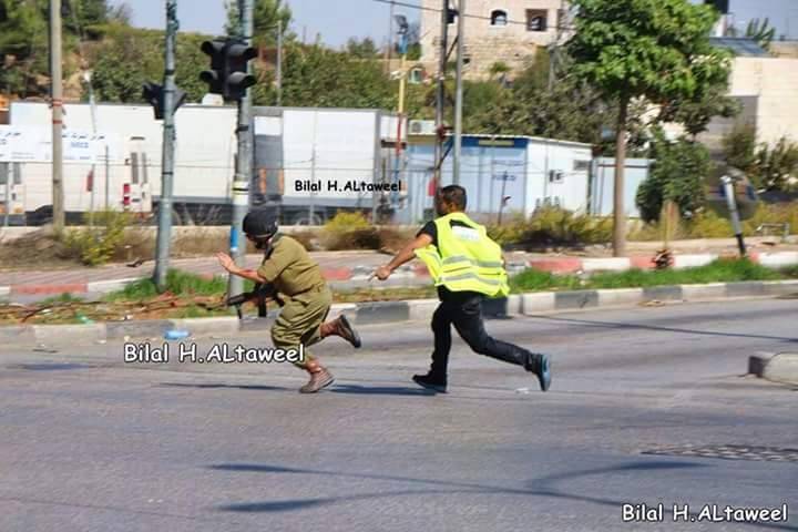 شاب فلسطيني يطارد جنديا إسرائيليا بالسكين فيفر هاربا من أمامه - بالصور والفيديو..