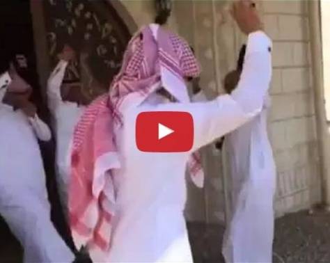 بالفيديو- شاهدوا كيف احتفل هذا الرجل بإنجاب طفل بعد 20 عاما من الزواج!