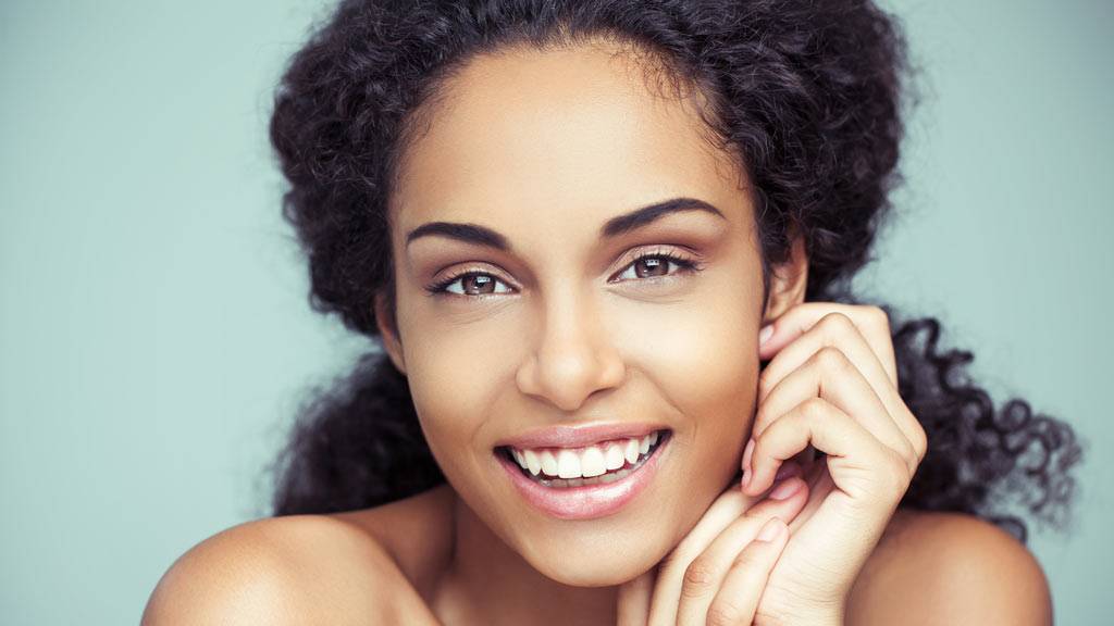 أول 6 أشياء يلاحظها الرجل في المرأة: العيون والرجلان من بينها