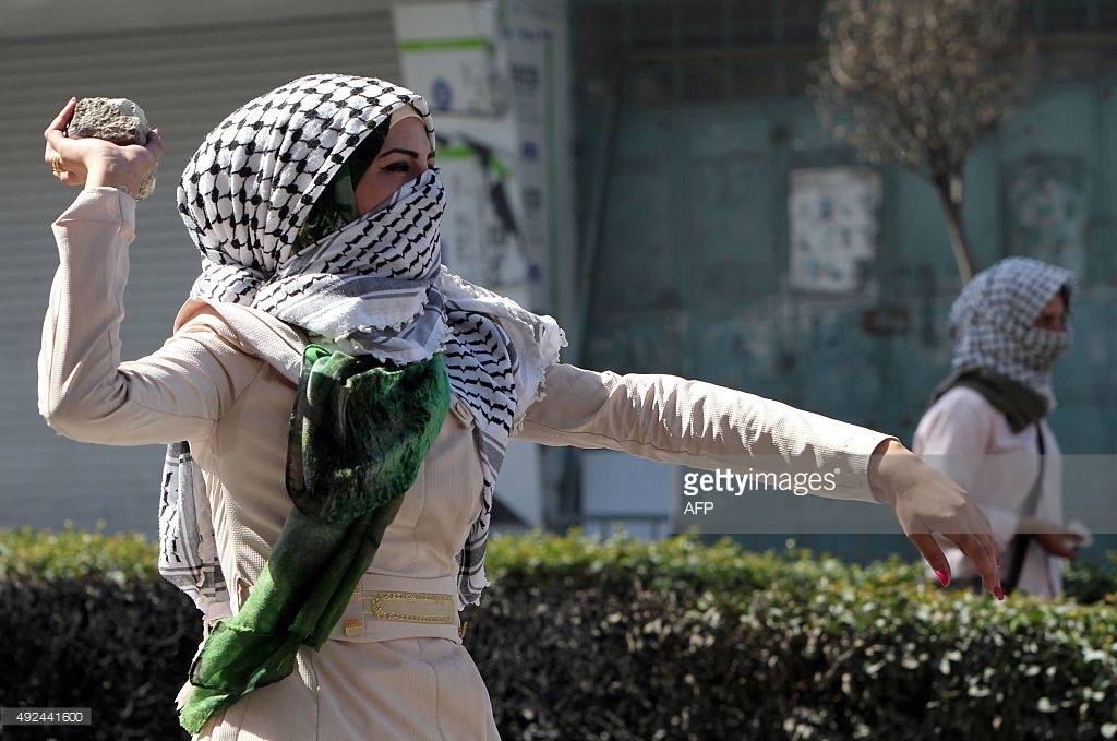 بالصور، نساء فلسطين في مقدمة الانتفاضة