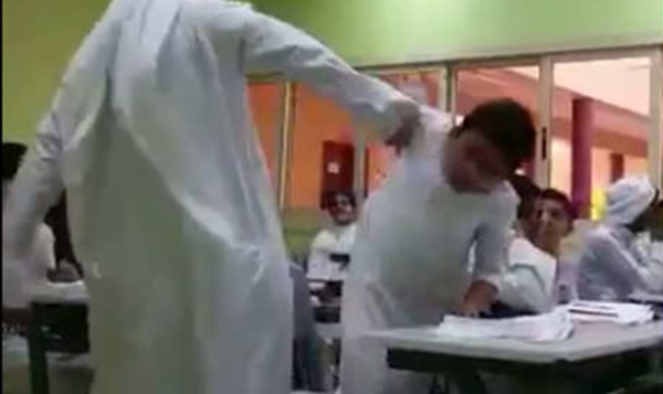 بالفيديو.. مدرس يضرب طفلا بوحشية