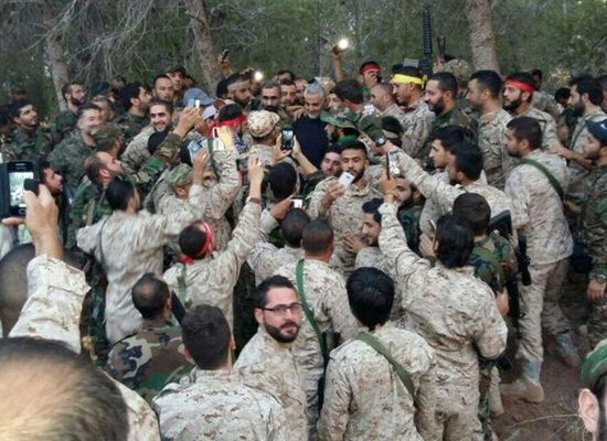قاسم سليماني مع مقاتلي حزب الله في جبال اللاذقية