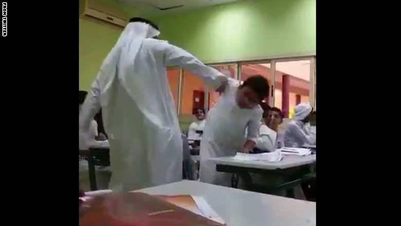 ضرب أستاذ لطالب يحدث ضجة بالإمارات