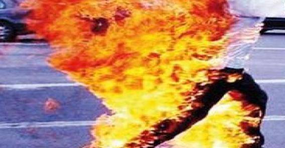 شابان من المعتصمين أمام المحكمة العسكرية أحرقا نفسيهما