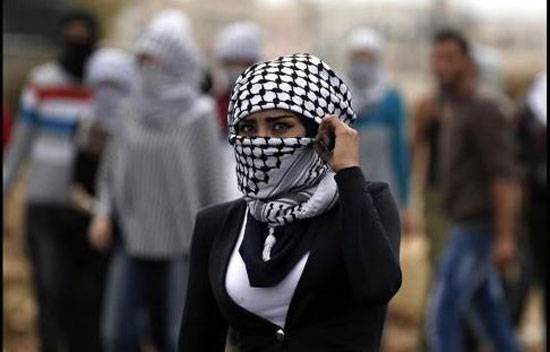 هكذا هاجمت “ناشطة مصرية” فتيات فلسطين الثائرات