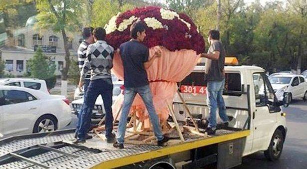 بالصور.. رجل يهدي حبيبته باقة ورود عملاقة