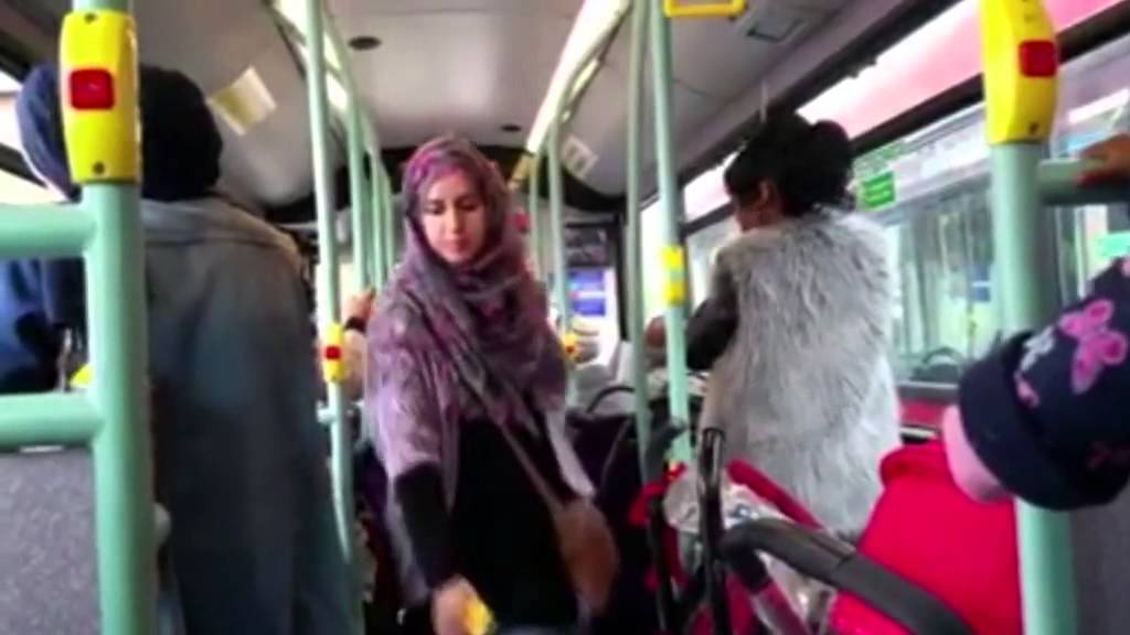 . هستيريا عنصرية ضدّ مسلمتين في باص بريطاني: أنتما “داعشيتان فيديو