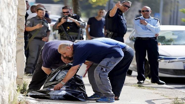 نشر شريط فيديو يظهر جندي اسرائيلي وهو يلقي بسكين بجانب جثمان شاب فلسطيني بعد قتله