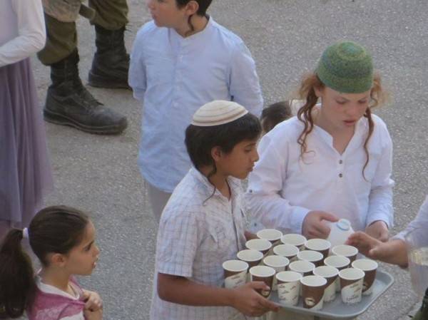 صورة.. إسرائيليون يوزعون الحلوى احتفالا بمقتل فلسطيني