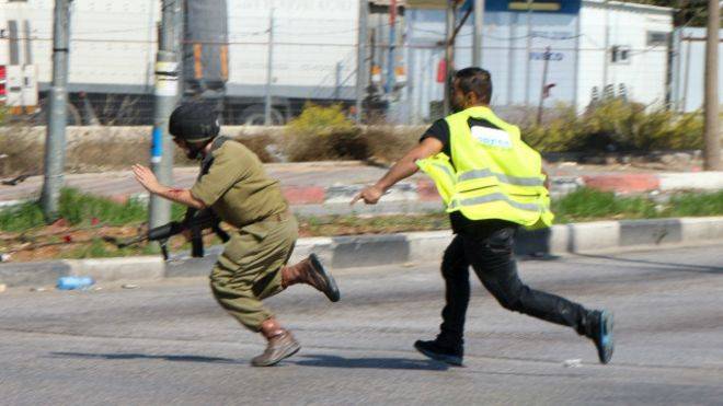 "الأوبزيرفر”.. الفلسطينيون يفجرون انتفاضة “الخناجر” وهذه هي قصتهم