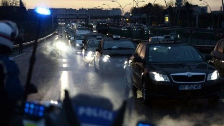 الجزائر تستدعي السفير الفرنسي للاحتجاج عن تفتيش وزير في مطار أورلي