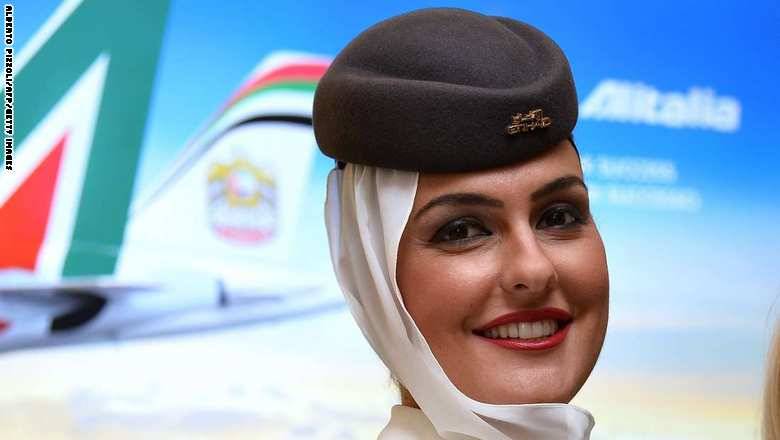 الخطوط التونسية تُدافع عن وزير النقل: "نعم.. الحجاب يُضعف قدرة المرأة على السمع"