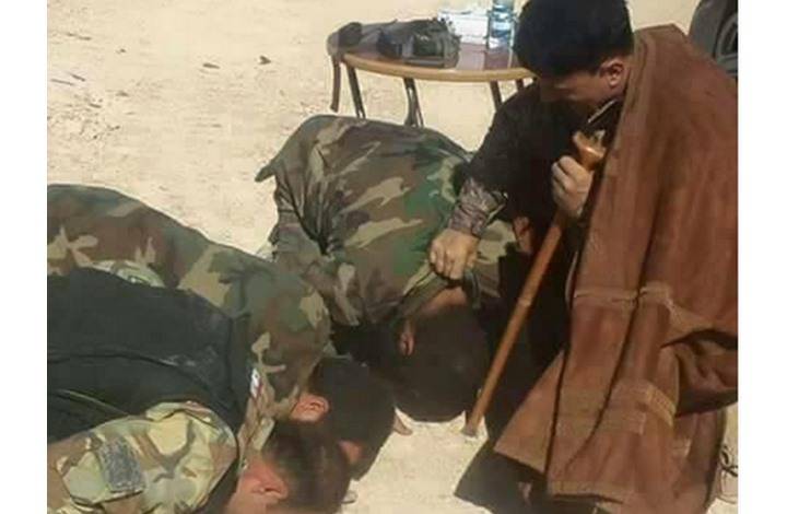 جنود في جيش النظام السوري يسجدون للعقيد سهيل الحسن