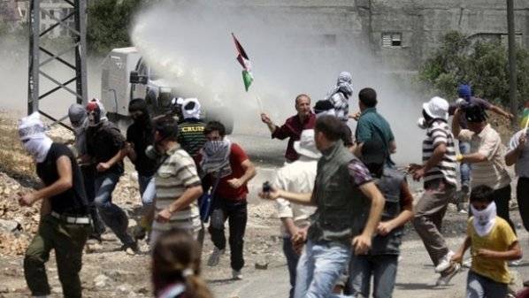 المستوطنين الإسرائيليين يقومون بمهاجمة منازل الفلسطينيين الآمنين.