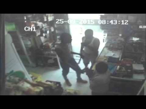 سطو بـ”السواطير” على محل مواد غذائية جنوب الرياض بالفيديو