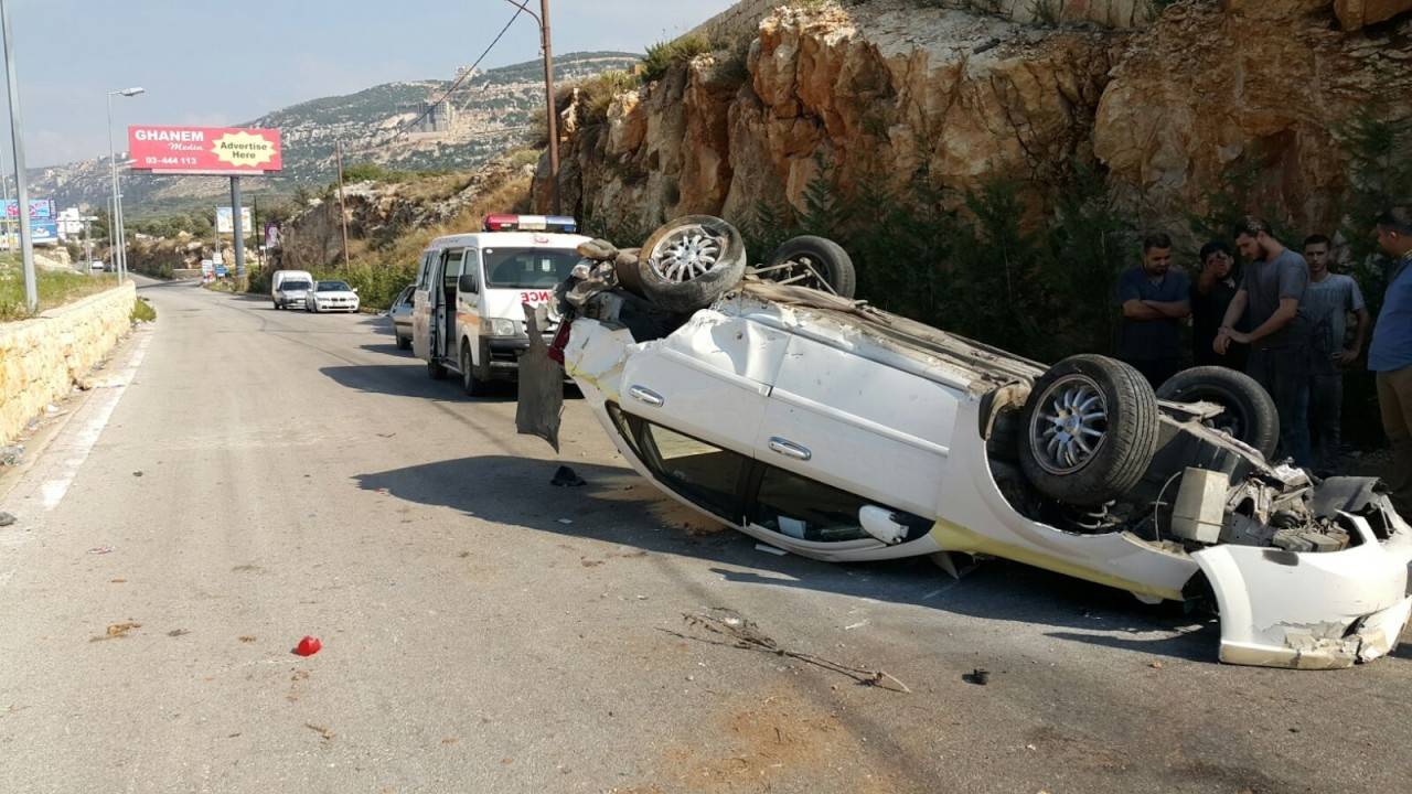 بالصور.. انقلاب سيارة على أوتوستراد القلمون