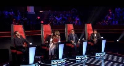 شيرين تجلس في “حضن” مشتركة في The Voice