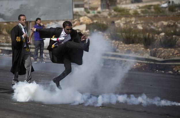 بالصّور: كيف أصبح محامٍ فلسطيني الأكثر شهرة عالميًّا في خلال المواجهات؟