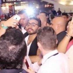 بالفيديو: ماذا فعل تامر حسني عندما قبلت فتاة لبنانية يده؟