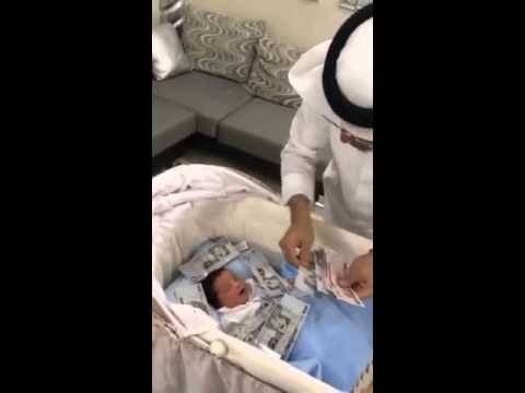 جد سعودي يستقبل حفيده على طريقته الخاصة  فيديو: