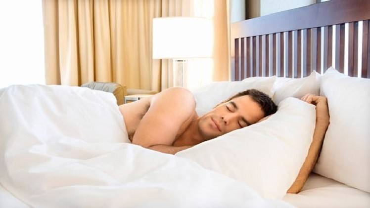 علماء: يجب على الرجل ان ينام عاريا