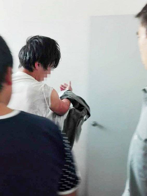 بالصور:حاول إنقاذ هاتفه من المرحاض فتحولت لمأساة