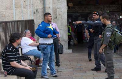 جيش الاحتلال يعتقل عشرات الفلسطينيين في الضفة والقدس