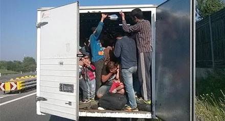 العثور على أطفال داخل شاحنة تبريد