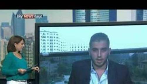 فيديو: شاهد لحظة سقوط لوح خشبي فوق رأس ناشط سياسي على الهواء