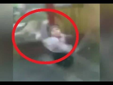 فيديو يخطف الانفاس.. أسد يهاجم طفلا