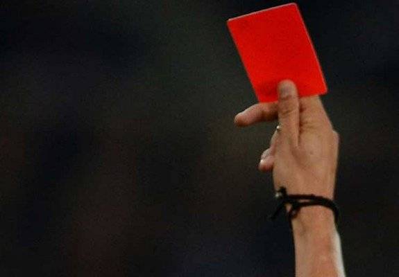 بالفيديو..أغرب 10 بطاقات حمراء فى مباريات كرة القدم