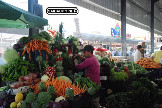 بعد طرابلس...  بيروت تفتح سوق خضرتها في الطريق الجديدة