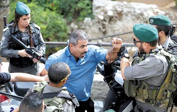 الفلسطينيون لبوا الدعوات لـ «جمعة الغضب»
الانتفاضة الثالثة مستمرة بـ «طعنات السكاكين»