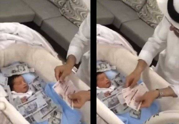 بالفيديو.. سعودي يغرق حفيده بالاموال