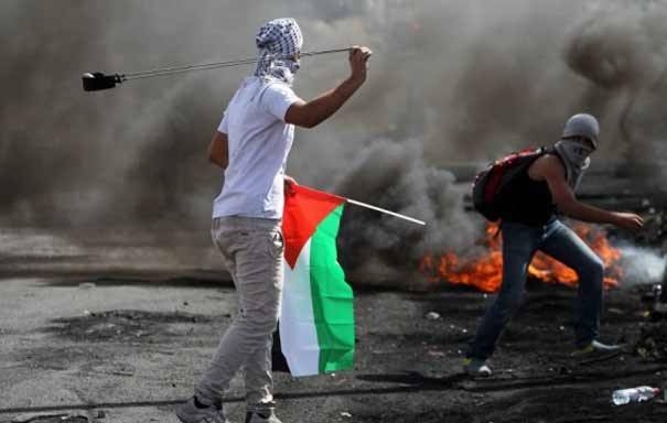شهيد فلسطيني بالمواجهات وكيري يتوسط بين عباس ونتانياهو