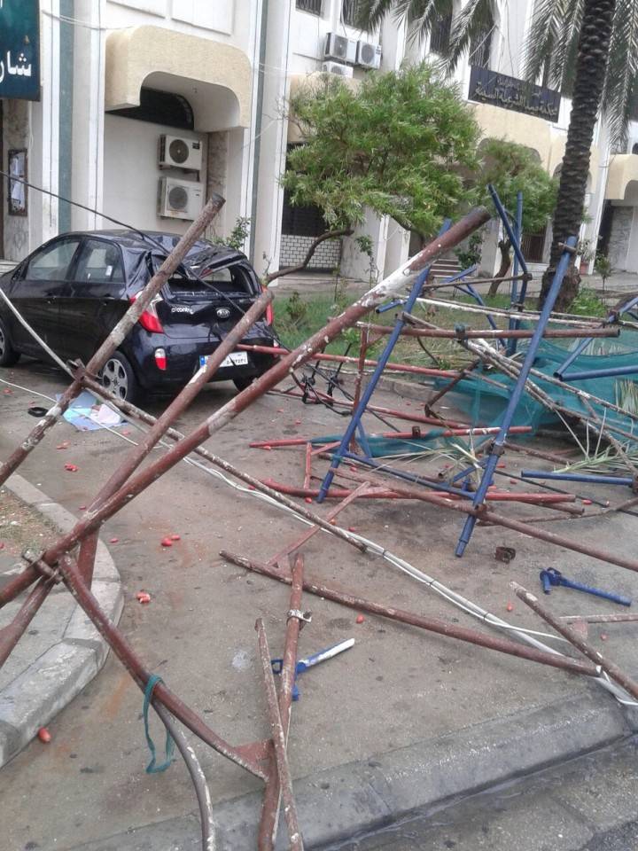 سقوط أعمدة الترميم في صيدا جرّءا العاصفة