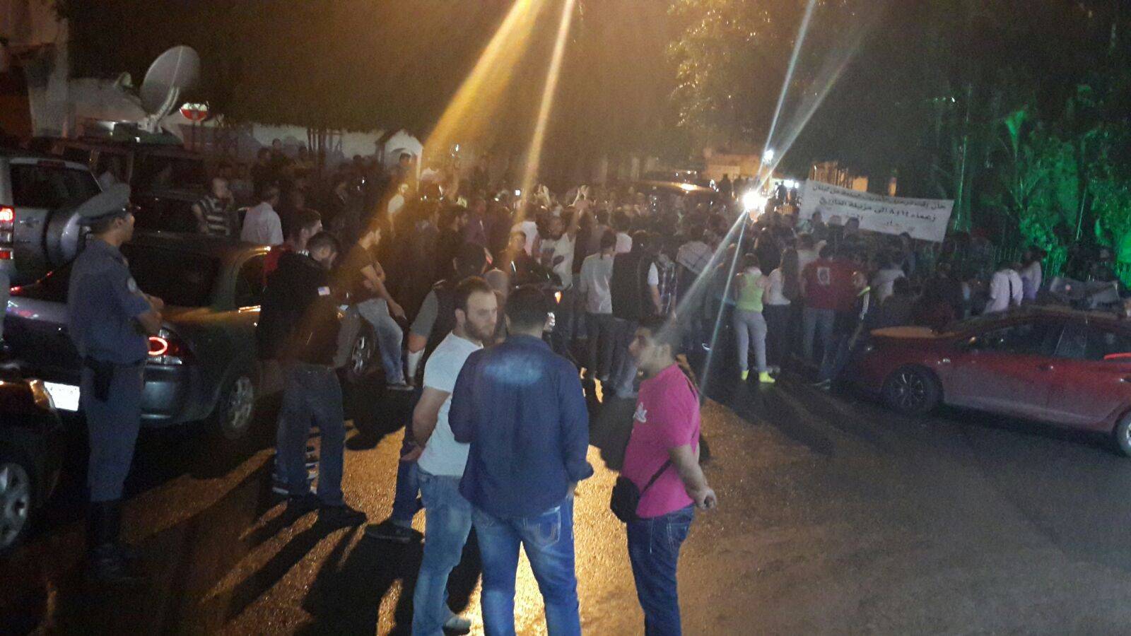 ناشطو الحراك المدني يطالبون من أمام منزل سلام بالمحاسبة