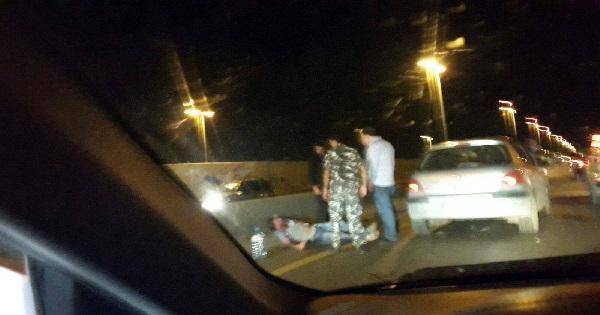بالصورة سقوط جريح في حادث سير على طريق خلدة يتسبب بزحمة سير